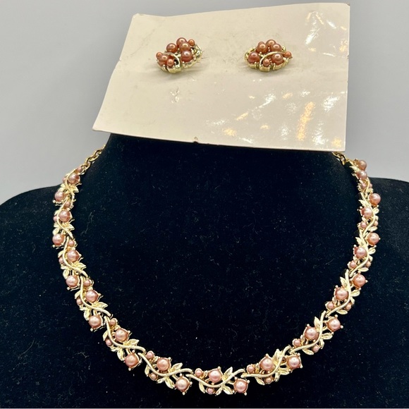 Vintage new old stock gold tone peach faux pearl choker & clip on earrings set - Picture 5 of 6